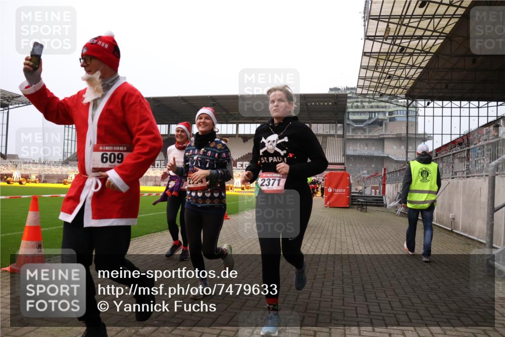 08.12.2024 - St. Pauli X-Mass-Run No. 14 Yannick Fuchs http://msf.ph/oto/7479633 08.12.2024 10:02:41 Ziel 187, 479, 604, 609, 1018, 1275, 2211, 2334, 2371, 2426, 2898, 3104, 3105 meine-sportfotos.de