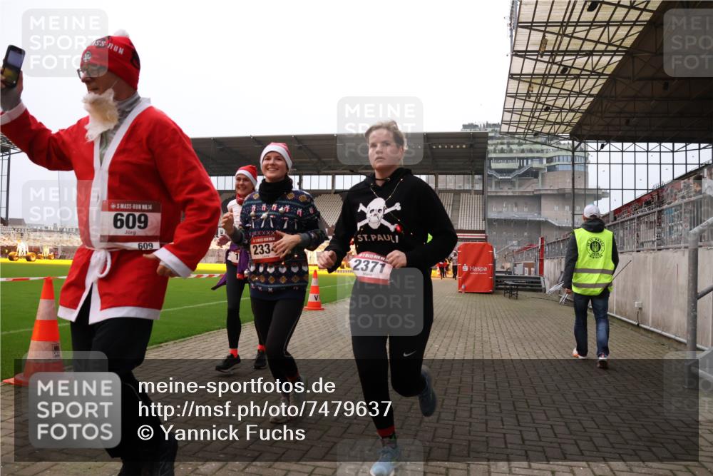 08.12.2024 - St. Pauli X-Mass-Run No. 14 Yannick Fuchs http://msf.ph/oto/7479637 08.12.2024 10:02:41 Ziel 187, 479, 604, 609, 1018, 1275, 2211, 2334, 2371, 2426, 2898, 3104, 3105 meine-sportfotos.de
