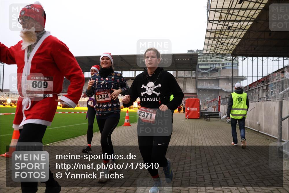 08.12.2024 - St. Pauli X-Mass-Run No. 14 Yannick Fuchs http://msf.ph/oto/7479640 08.12.2024 10:02:42 Ziel 187, 479, 604, 609, 1018, 1275, 2211, 2334, 2371, 2426, 2898, 3104, 3105 meine-sportfotos.de