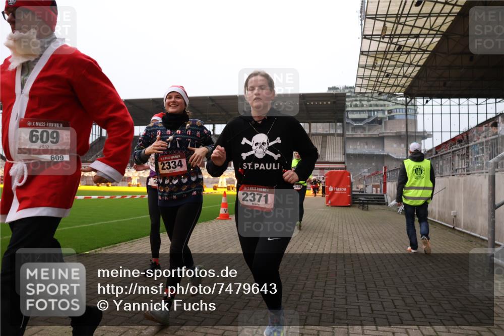 08.12.2024 - St. Pauli X-Mass-Run No. 14 Yannick Fuchs http://msf.ph/oto/7479643 08.12.2024 10:02:42 Ziel 187, 479, 604, 609, 1018, 1275, 2211, 2334, 2371, 2426, 2898, 3104, 3105 meine-sportfotos.de