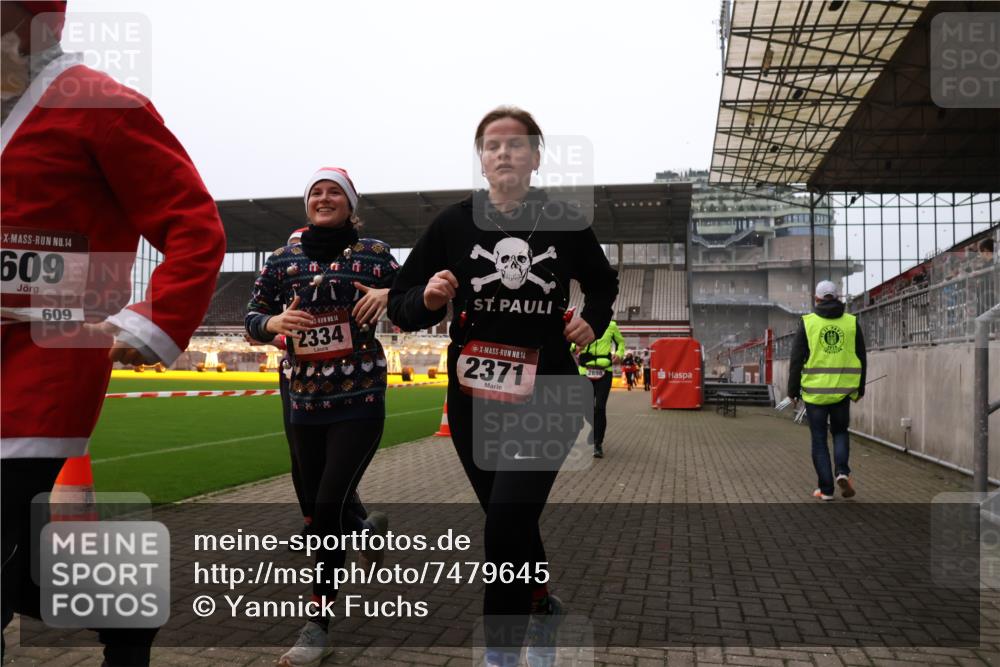 08.12.2024 - St. Pauli X-Mass-Run No. 14 Yannick Fuchs http://msf.ph/oto/7479645 08.12.2024 10:02:42 Ziel 187, 479, 604, 609, 1018, 1275, 2211, 2334, 2371, 2426, 2898, 3104, 3105 meine-sportfotos.de