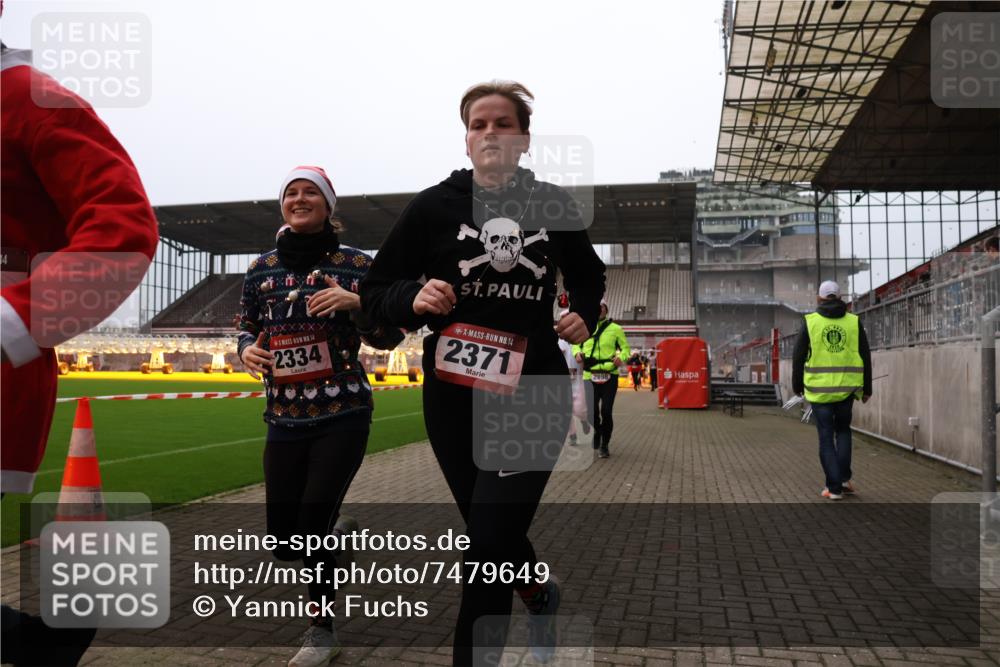 08.12.2024 - St. Pauli X-Mass-Run No. 14 Yannick Fuchs http://msf.ph/oto/7479649 08.12.2024 10:02:42 Ziel 187, 479, 604, 609, 1018, 1275, 2211, 2334, 2371, 2426, 2898, 3104, 3105 meine-sportfotos.de