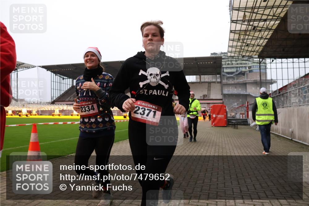 08.12.2024 - St. Pauli X-Mass-Run No. 14 Yannick Fuchs http://msf.ph/oto/7479652 08.12.2024 10:02:42 Ziel 187, 479, 604, 609, 1018, 1275, 2211, 2334, 2371, 2426, 2898, 3104, 3105 meine-sportfotos.de