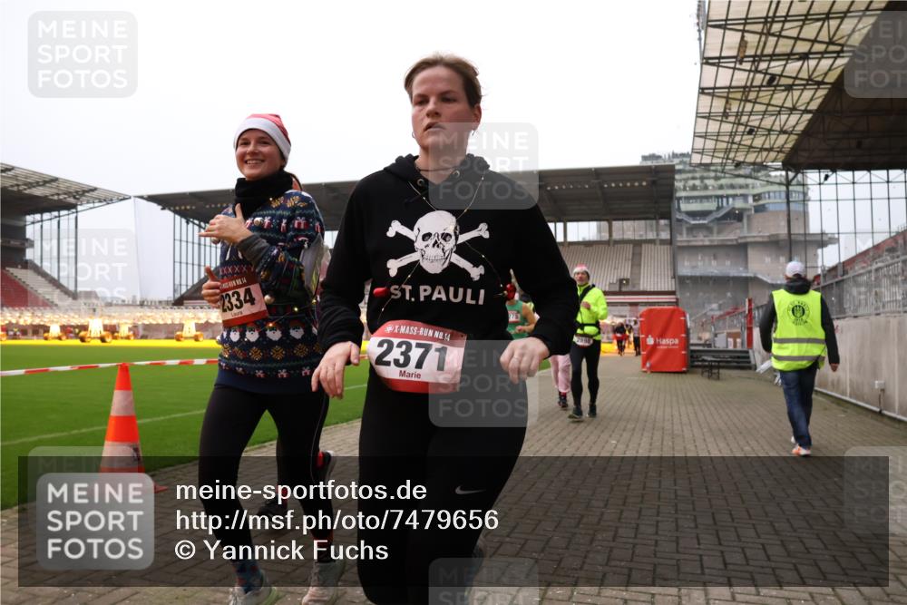 08.12.2024 - St. Pauli X-Mass-Run No. 14 Yannick Fuchs http://msf.ph/oto/7479656 08.12.2024 10:02:42 Ziel 187, 479, 604, 609, 1018, 1275, 2211, 2334, 2371, 2426, 2898, 3104, 3105 meine-sportfotos.de