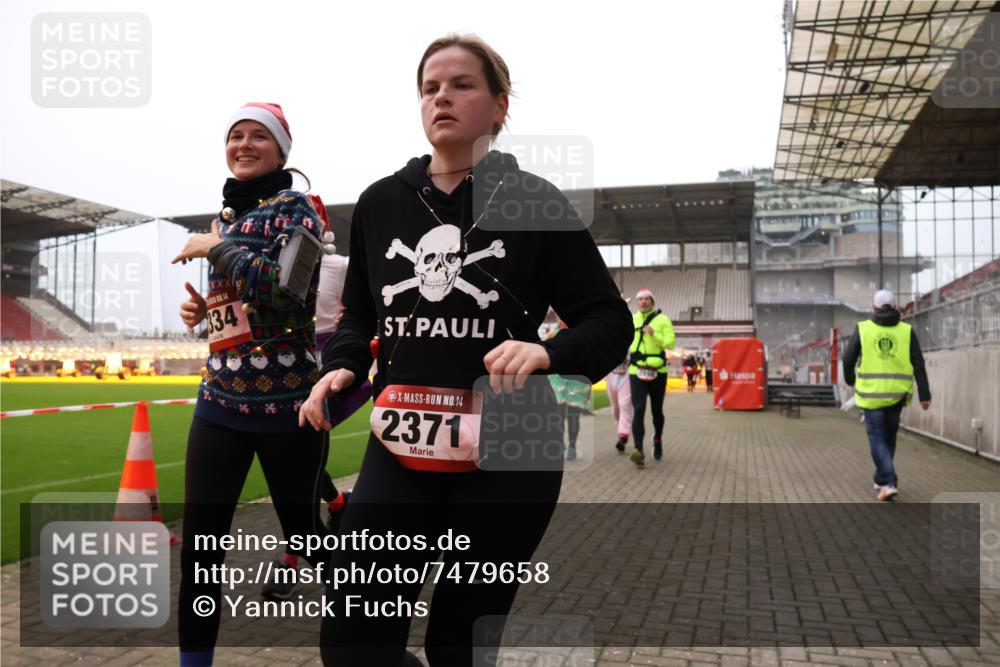 08.12.2024 - St. Pauli X-Mass-Run No. 14 Yannick Fuchs http://msf.ph/oto/7479658 08.12.2024 10:02:42 Ziel 187, 479, 604, 609, 1018, 1275, 2211, 2334, 2371, 2426, 2898, 3104, 3105 meine-sportfotos.de