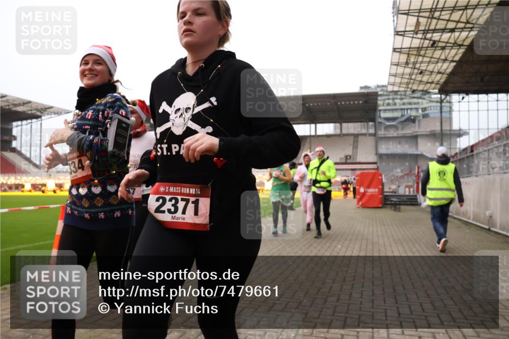 08.12.2024 - St. Pauli X-Mass-Run No. 14 Yannick Fuchs http://msf.ph/oto/7479661 08.12.2024 10:02:42 Ziel 187, 479, 604, 609, 1018, 1275, 2211, 2334, 2371, 2426, 2898, 3104, 3105 meine-sportfotos.de