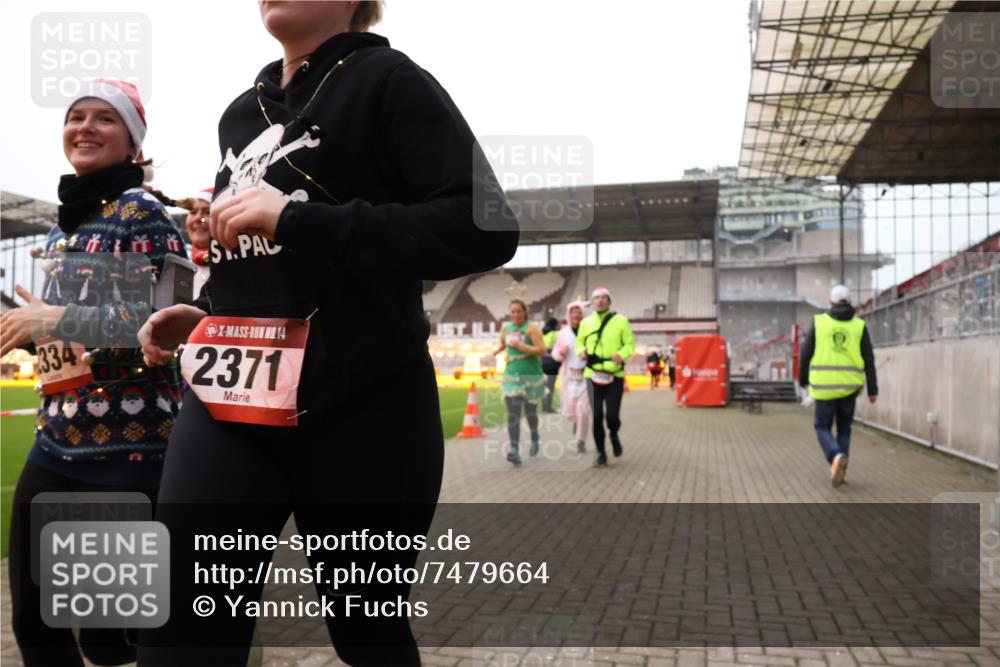 08.12.2024 - St. Pauli X-Mass-Run No. 14 Yannick Fuchs http://msf.ph/oto/7479664 08.12.2024 10:02:42 Ziel 187, 479, 604, 609, 1018, 1275, 2211, 2334, 2371, 2426, 2898, 3104, 3105 meine-sportfotos.de