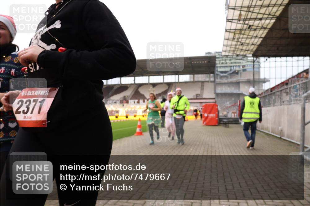 08.12.2024 - St. Pauli X-Mass-Run No. 14 Yannick Fuchs http://msf.ph/oto/7479667 08.12.2024 10:02:42 Ziel 187, 479, 604, 609, 1018, 1275, 2211, 2334, 2371, 2426, 2898, 3104, 3105 meine-sportfotos.de