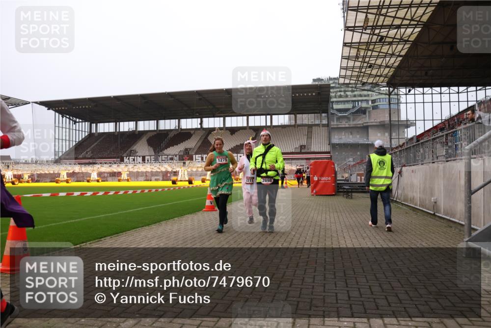 08.12.2024 - St. Pauli X-Mass-Run No. 14 Yannick Fuchs http://msf.ph/oto/7479670 08.12.2024 10:02:42 Ziel 187, 479, 604, 609, 1018, 1275, 2211, 2334, 2371, 2426, 2898, 3104, 3105 meine-sportfotos.de
