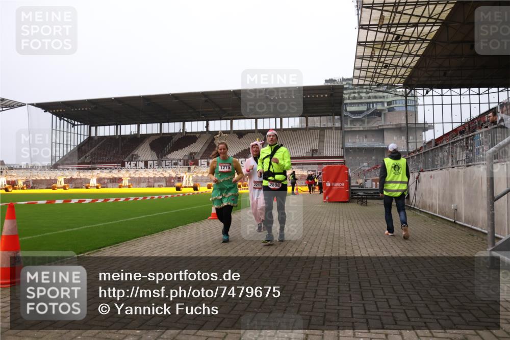 08.12.2024 - St. Pauli X-Mass-Run No. 14 Yannick Fuchs http://msf.ph/oto/7479675 08.12.2024 10:02:43 Ziel 187, 345, 349, 479, 604, 609, 1018, 1275, 2211, 2334, 2371, 2426, 2898, 3104, 3105 meine-sportfotos.de