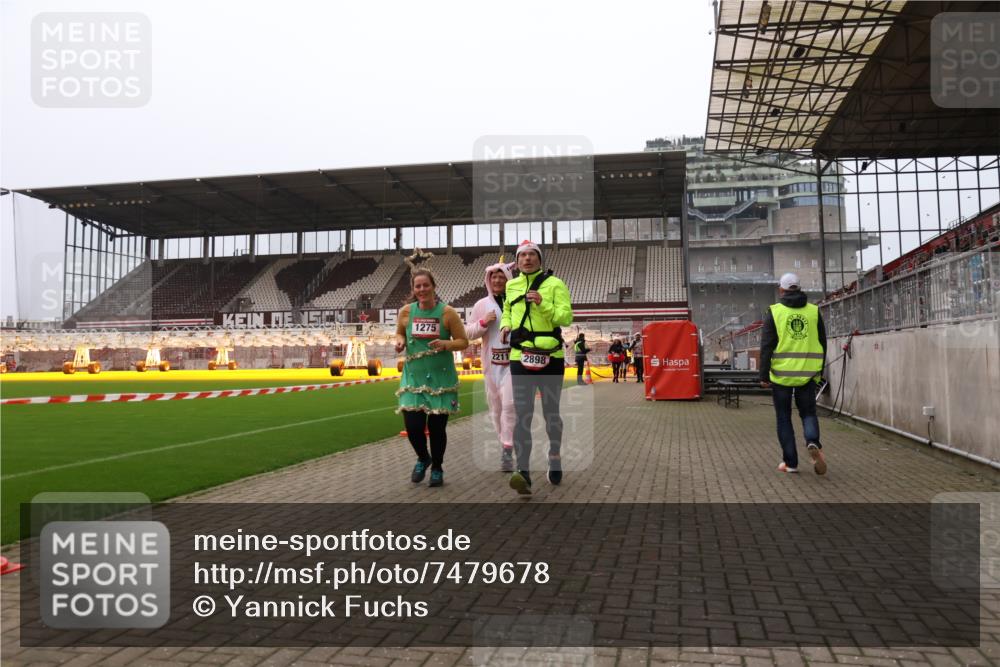 08.12.2024 - St. Pauli X-Mass-Run No. 14 Yannick Fuchs http://msf.ph/oto/7479678 08.12.2024 10:02:43 Ziel 187, 345, 349, 479, 604, 609, 1018, 1275, 2211, 2334, 2371, 2426, 2898, 3104, 3105 meine-sportfotos.de
