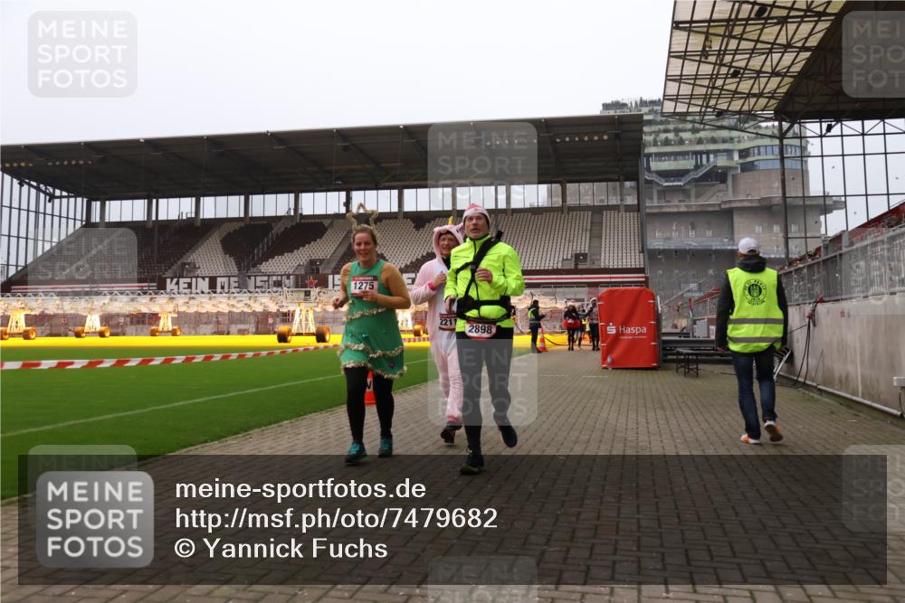 08.12.2024 - St. Pauli X-Mass-Run No. 14 Yannick Fuchs http://msf.ph/oto/7479682 08.12.2024 10:02:43 Ziel 187, 345, 349, 479, 604, 609, 1018, 1275, 2211, 2334, 2371, 2426, 2898, 3104, 3105 meine-sportfotos.de