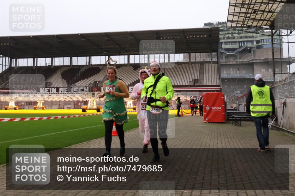 08.12.2024 - St. Pauli X-Mass-Run No. 14 Yannick Fuchs http://msf.ph/oto/7479685 08.12.2024 10:02:43 Ziel 187, 345, 349, 479, 604, 609, 1018, 1275, 2211, 2334, 2371, 2426, 2898, 3104, 3105 meine-sportfotos.de