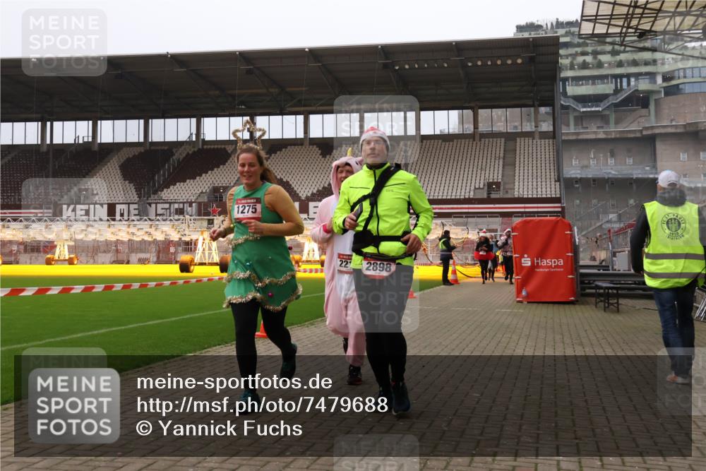 08.12.2024 - St. Pauli X-Mass-Run No. 14 Yannick Fuchs http://msf.ph/oto/7479688 08.12.2024 10:02:43 Ziel 187, 345, 349, 479, 604, 609, 1018, 1275, 2211, 2334, 2371, 2426, 2898, 3104, 3105 meine-sportfotos.de
