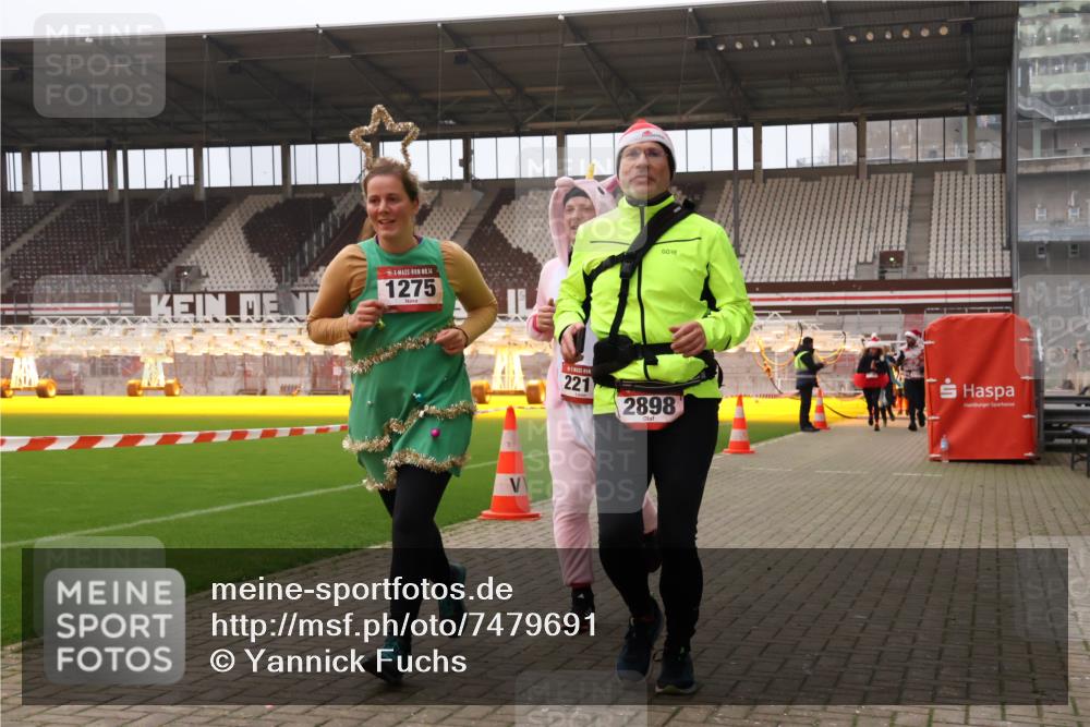 08.12.2024 - St. Pauli X-Mass-Run No. 14 Yannick Fuchs http://msf.ph/oto/7479691 08.12.2024 10:02:43 Ziel 187, 345, 349, 479, 604, 609, 1018, 1275, 2211, 2334, 2371, 2426, 2898, 3104, 3105 meine-sportfotos.de