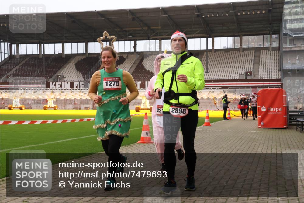 08.12.2024 - St. Pauli X-Mass-Run No. 14 Yannick Fuchs http://msf.ph/oto/7479693 08.12.2024 10:02:43 Ziel 187, 345, 349, 479, 604, 609, 1018, 1275, 2211, 2334, 2371, 2426, 2898, 3104, 3105 meine-sportfotos.de