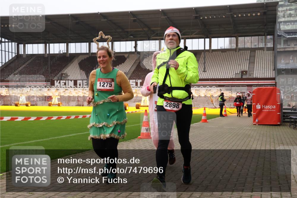 08.12.2024 - St. Pauli X-Mass-Run No. 14 Yannick Fuchs http://msf.ph/oto/7479696 08.12.2024 10:02:43 Ziel 187, 345, 349, 479, 604, 609, 1018, 1275, 2211, 2334, 2371, 2426, 2898, 3104, 3105 meine-sportfotos.de