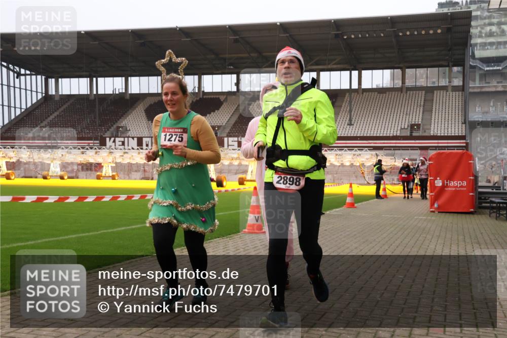 08.12.2024 - St. Pauli X-Mass-Run No. 14 Yannick Fuchs http://msf.ph/oto/7479701 08.12.2024 10:02:43 Ziel 187, 345, 349, 479, 604, 609, 1018, 1275, 2211, 2334, 2371, 2426, 2898, 3104, 3105 meine-sportfotos.de
