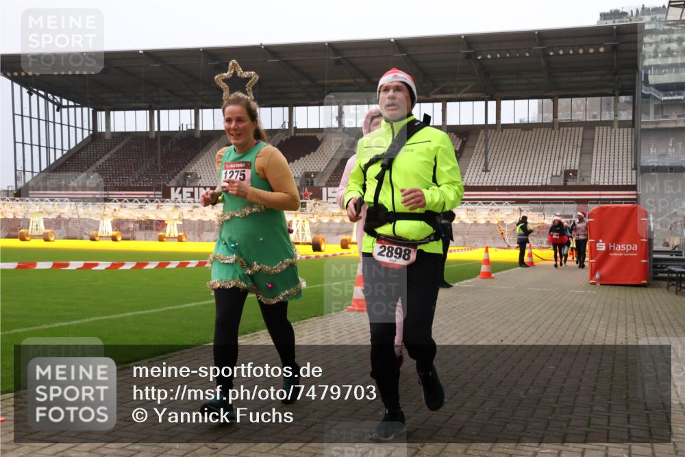 08.12.2024 - St. Pauli X-Mass-Run No. 14 Yannick Fuchs http://msf.ph/oto/7479703 08.12.2024 10:02:43 Ziel 187, 345, 349, 479, 604, 609, 1018, 1275, 2211, 2334, 2371, 2426, 2898, 3104, 3105 meine-sportfotos.de