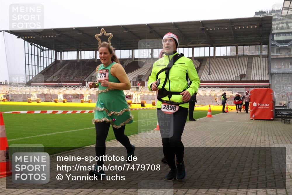 08.12.2024 - St. Pauli X-Mass-Run No. 14 Yannick Fuchs http://msf.ph/oto/7479708 08.12.2024 10:02:43 Ziel 187, 345, 349, 479, 604, 609, 1018, 1275, 2211, 2334, 2371, 2426, 2898, 3104, 3105 meine-sportfotos.de