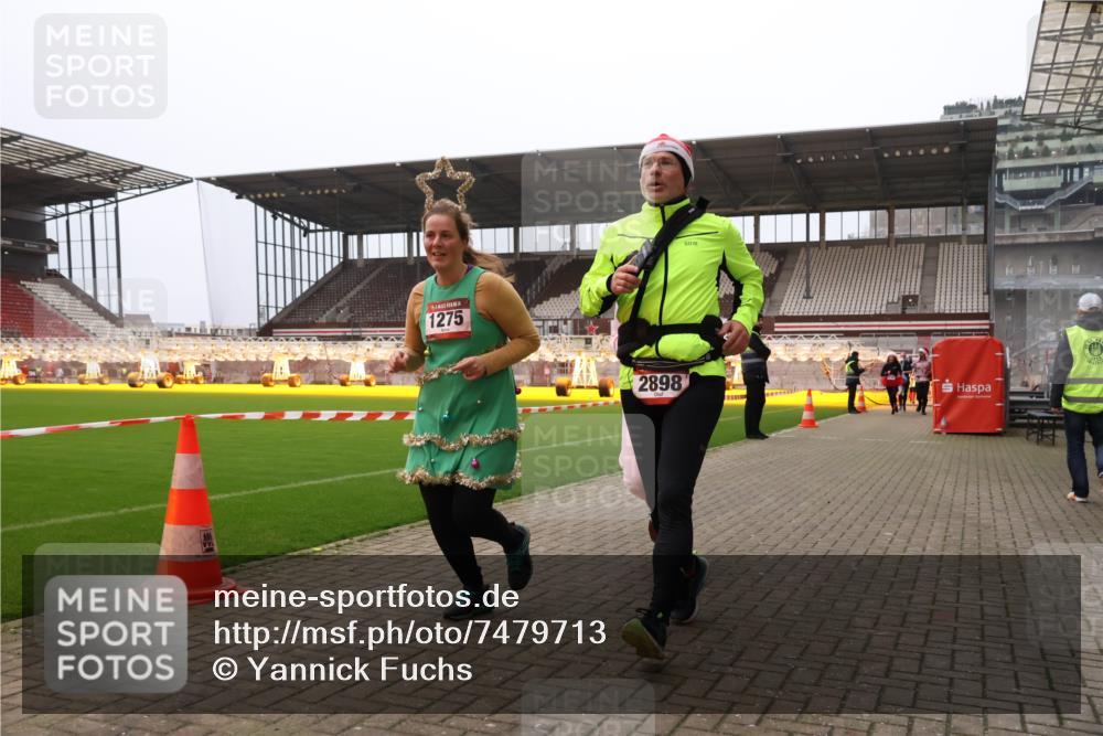 08.12.2024 - St. Pauli X-Mass-Run No. 14 Yannick Fuchs http://msf.ph/oto/7479713 08.12.2024 10:02:44 Ziel 187, 345, 349, 604, 609, 1018, 1275, 2211, 2334, 2371, 2426, 2898, 3104, 3105 meine-sportfotos.de