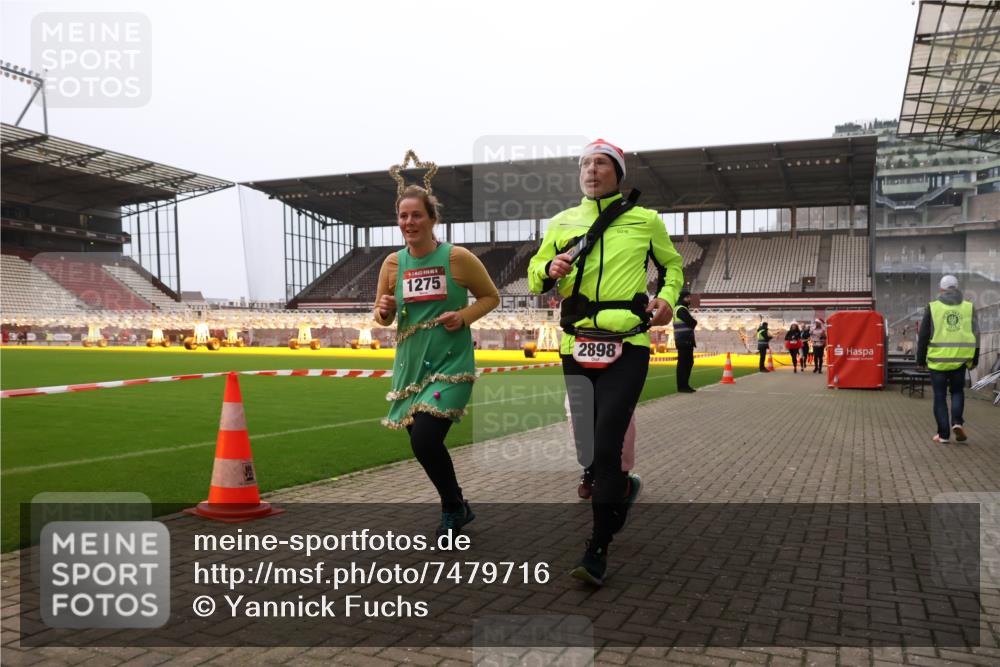 08.12.2024 - St. Pauli X-Mass-Run No. 14 Yannick Fuchs http://msf.ph/oto/7479716 08.12.2024 10:02:44 Ziel 187, 345, 349, 604, 609, 1018, 1275, 2211, 2334, 2371, 2426, 2898, 3104, 3105 meine-sportfotos.de