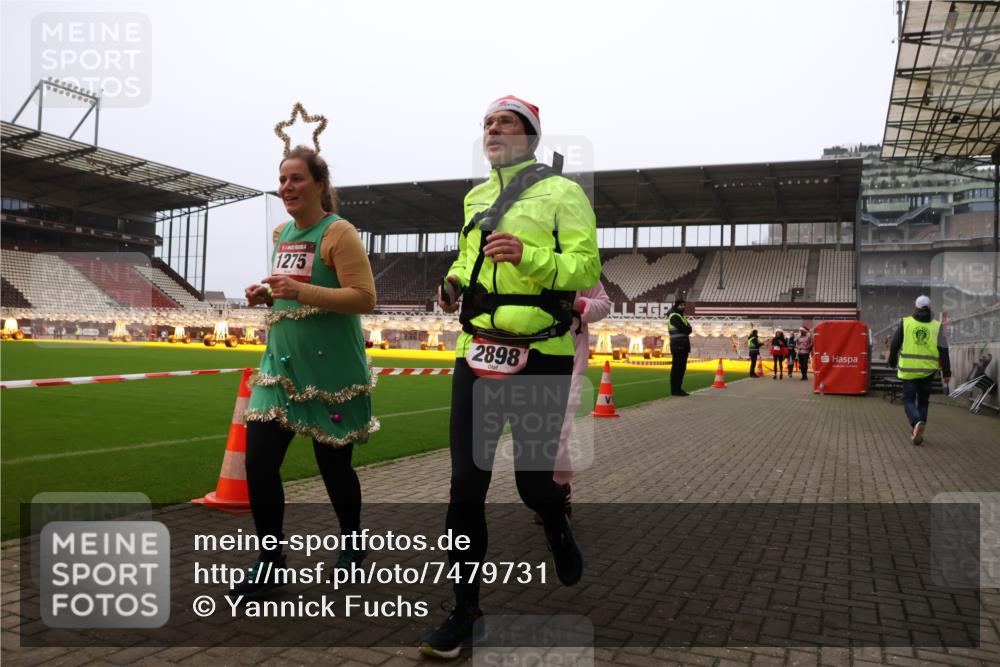 08.12.2024 - St. Pauli X-Mass-Run No. 14 Yannick Fuchs http://msf.ph/oto/7479731 08.12.2024 10:02:44 Ziel 187, 345, 349, 604, 609, 1018, 1275, 2211, 2334, 2371, 2426, 2898, 3104, 3105 meine-sportfotos.de