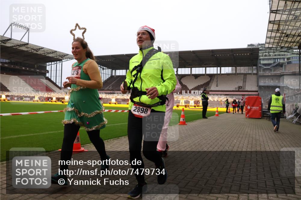 08.12.2024 - St. Pauli X-Mass-Run No. 14 Yannick Fuchs http://msf.ph/oto/7479734 08.12.2024 10:02:44 Ziel 187, 345, 349, 604, 609, 1018, 1275, 2211, 2334, 2371, 2426, 2898, 3104, 3105 meine-sportfotos.de