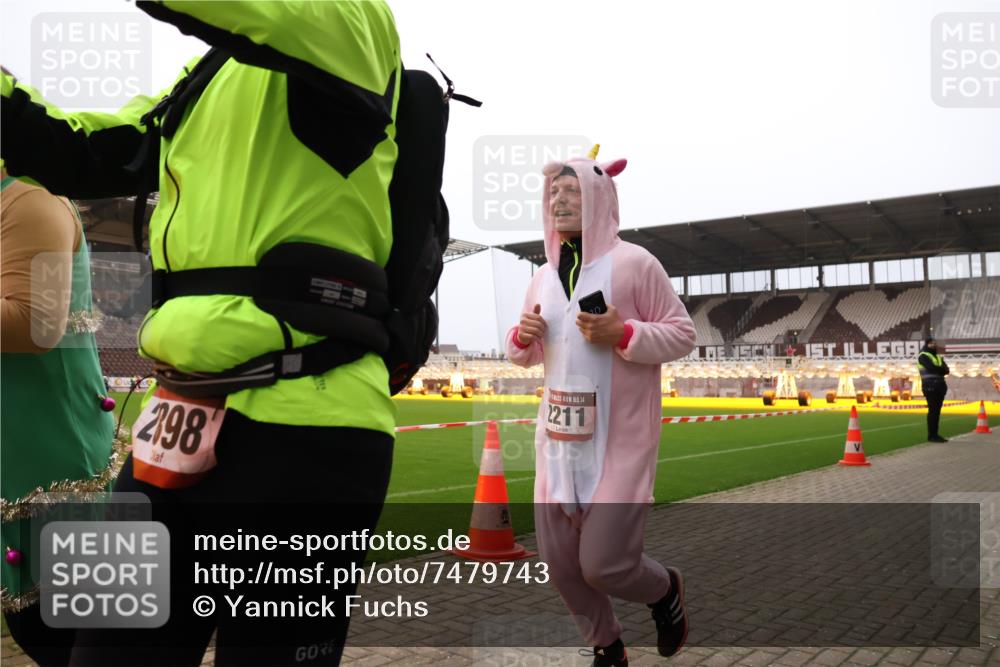 08.12.2024 - St. Pauli X-Mass-Run No. 14 Yannick Fuchs http://msf.ph/oto/7479743 08.12.2024 10:02:45 Ziel 187, 345, 349, 604, 609, 1018, 1275, 2211, 2334, 2371, 2426, 2898, 3104, 3105 meine-sportfotos.de
