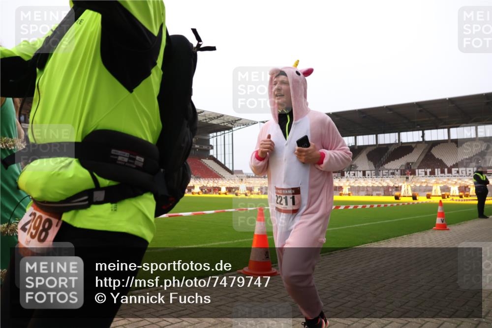 08.12.2024 - St. Pauli X-Mass-Run No. 14 Yannick Fuchs http://msf.ph/oto/7479747 08.12.2024 10:02:45 Ziel 187, 345, 349, 604, 609, 1018, 1275, 2211, 2334, 2371, 2426, 2898, 3104, 3105 meine-sportfotos.de