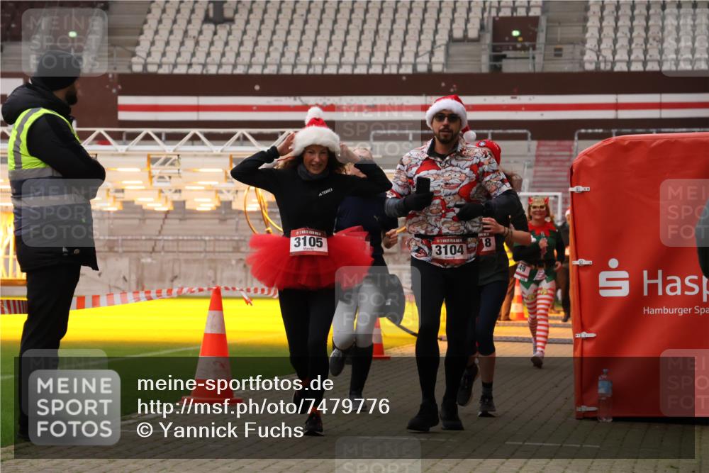 08.12.2024 - St. Pauli X-Mass-Run No. 14 Yannick Fuchs http://msf.ph/oto/7479776 08.12.2024 10:02:48 Ziel 187, 345, 349, 604, 609, 1018, 1275, 2211, 2334, 2371, 2426, 2898, 3104, 3105 meine-sportfotos.de