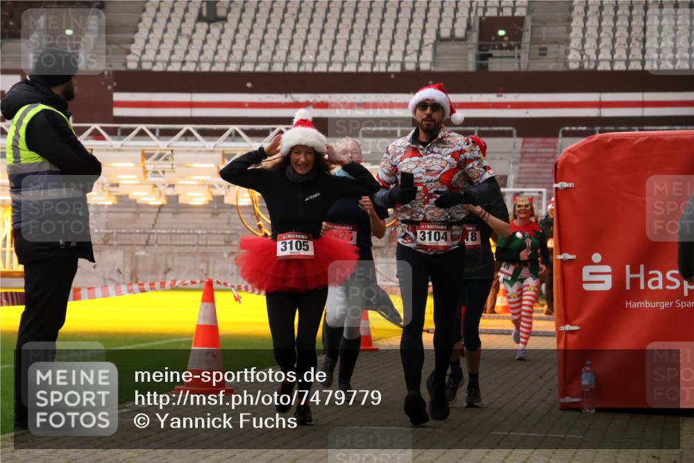 08.12.2024 - St. Pauli X-Mass-Run No. 14 Yannick Fuchs http://msf.ph/oto/7479779 08.12.2024 10:02:48 Ziel 187, 345, 349, 604, 609, 1018, 1275, 2211, 2334, 2371, 2426, 2898, 3104, 3105 meine-sportfotos.de