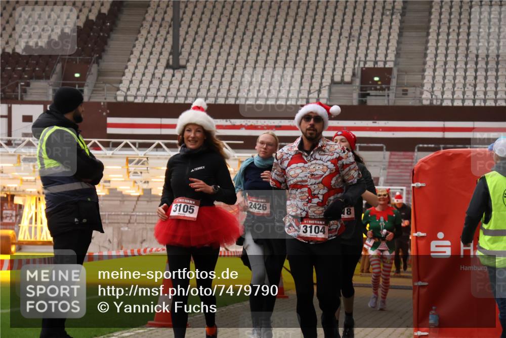 08.12.2024 - St. Pauli X-Mass-Run No. 14 Yannick Fuchs http://msf.ph/oto/7479790 08.12.2024 10:02:49 Ziel 187, 345, 349, 604, 609, 613, 1018, 1275, 2211, 2334, 2371, 2426, 2898, 3104, 3105 meine-sportfotos.de