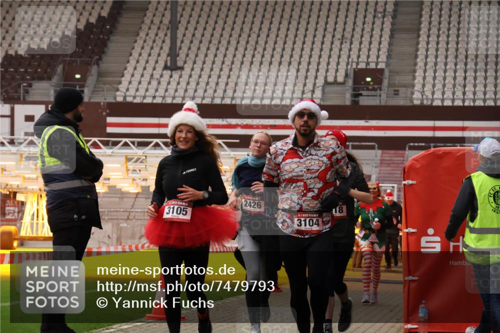 08.12.2024 - St. Pauli X-Mass-Run No. 14 Yannick Fuchs http://msf.ph/oto/7479793 08.12.2024 10:02:49 Ziel 187, 345, 349, 604, 609, 613, 1018, 1275, 2211, 2334, 2371, 2426, 2898, 3104, 3105 meine-sportfotos.de