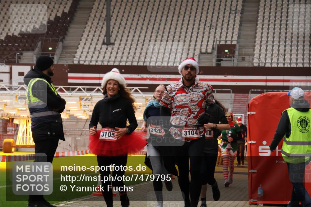 08.12.2024 - St. Pauli X-Mass-Run No. 14 Yannick Fuchs http://msf.ph/oto/7479795 08.12.2024 10:02:49 Ziel 187, 345, 349, 604, 609, 613, 1018, 1275, 2211, 2334, 2371, 2426, 2898, 3104, 3105 meine-sportfotos.de