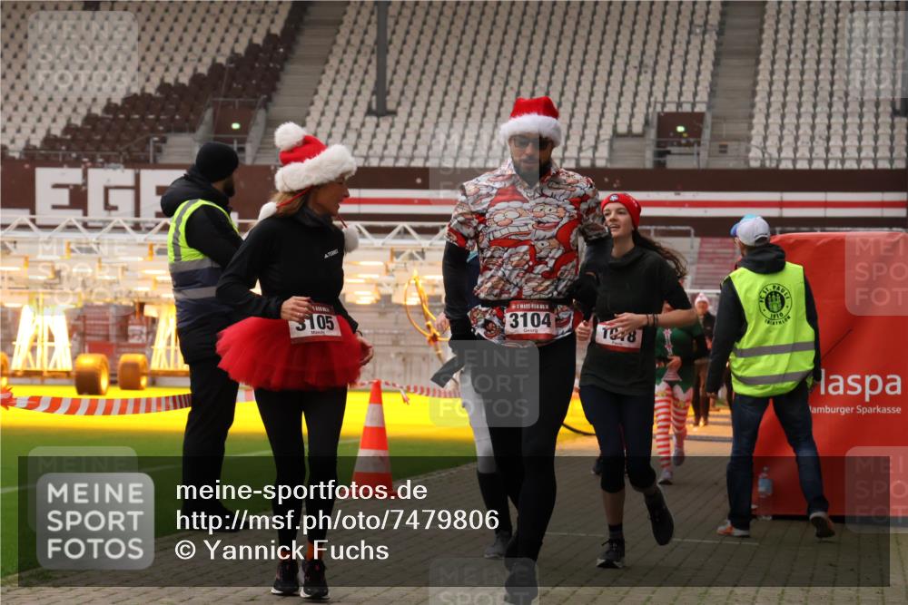 08.12.2024 - St. Pauli X-Mass-Run No. 14 Yannick Fuchs http://msf.ph/oto/7479806 08.12.2024 10:02:50 Ziel 187, 345, 349, 604, 609, 613, 630, 1018, 1275, 2211, 2334, 2371, 2426, 2898, 3104, 3105 meine-sportfotos.de