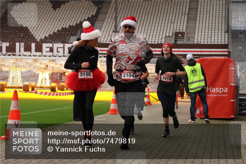 08.12.2024 - St. Pauli X-Mass-Run No. 14 Yannick Fuchs http://msf.ph/oto/7479819 08.12.2024 10:02:51 Ziel 187, 345, 349, 604, 609, 613, 630, 1018, 1275, 2211, 2334, 2371, 2426, 2898, 3104, 3105 meine-sportfotos.de