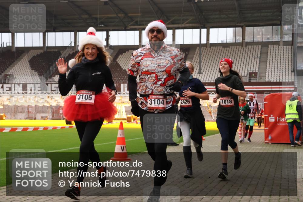08.12.2024 - St. Pauli X-Mass-Run No. 14 Yannick Fuchs http://msf.ph/oto/7479838 08.12.2024 10:02:52 Ziel 187, 345, 349, 613, 630, 1018, 1275, 2211, 2334, 2371, 2426, 2898, 3104, 3105 meine-sportfotos.de