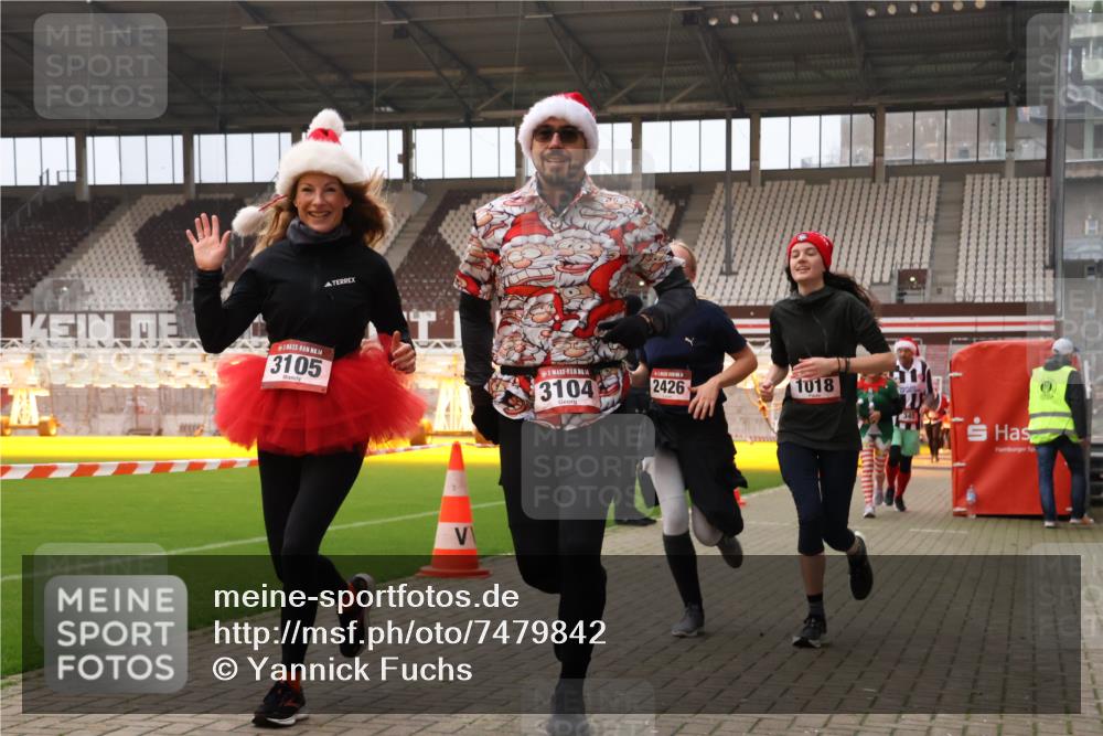 08.12.2024 - St. Pauli X-Mass-Run No. 14 Yannick Fuchs http://msf.ph/oto/7479842 08.12.2024 10:02:52 Ziel 187, 345, 349, 613, 630, 1018, 1275, 2211, 2334, 2371, 2426, 2898, 3104, 3105 meine-sportfotos.de