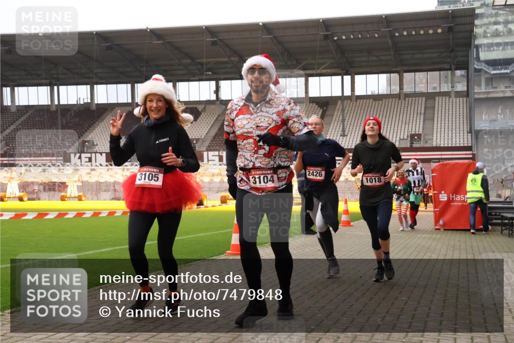 08.12.2024 - St. Pauli X-Mass-Run No. 14 Yannick Fuchs http://msf.ph/oto/7479848 08.12.2024 10:02:52 Ziel 187, 345, 349, 613, 630, 1018, 1275, 2211, 2334, 2371, 2426, 2898, 3104, 3105 meine-sportfotos.de