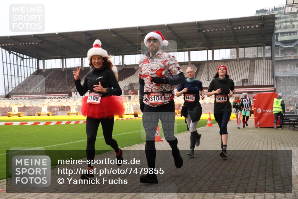 08.12.2024 - St. Pauli X-Mass-Run No. 14 Yannick Fuchs http://msf.ph/oto/7479855 08.12.2024 10:02:52 Ziel 187, 345, 349, 613, 630, 1018, 1275, 2211, 2334, 2371, 2426, 2898, 3104, 3105 meine-sportfotos.de