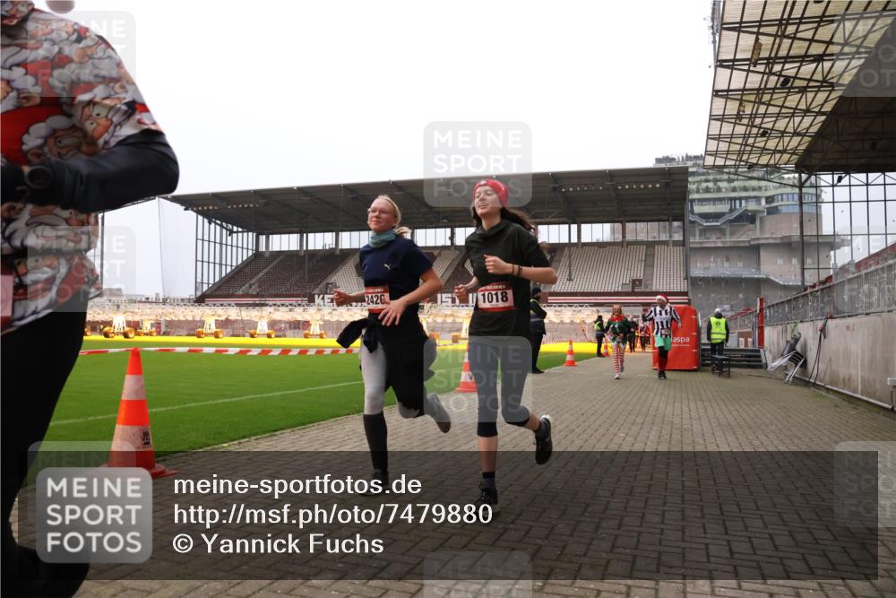 08.12.2024 - St. Pauli X-Mass-Run No. 14 Yannick Fuchs http://msf.ph/oto/7479880 08.12.2024 10:02:53 Ziel 187, 345, 349, 613, 630, 1018, 1219, 1275, 2211, 2426, 2898, 3039, 3104, 3105 meine-sportfotos.de