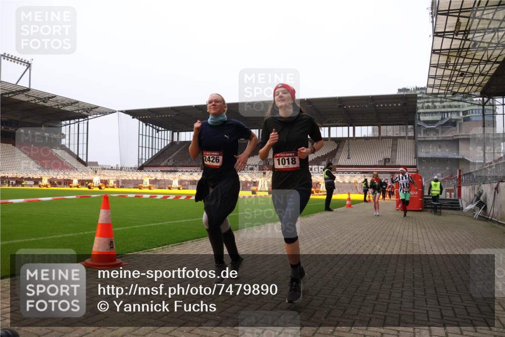 08.12.2024 - St. Pauli X-Mass-Run No. 14 Yannick Fuchs http://msf.ph/oto/7479890 08.12.2024 10:02:54 Ziel 345, 349, 613, 630, 1018, 1219, 1275, 1958, 2211, 2213, 2426, 2898, 3039, 3104, 3105 meine-sportfotos.de