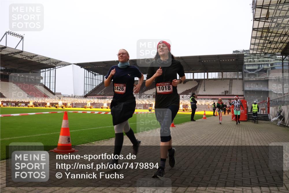 08.12.2024 - St. Pauli X-Mass-Run No. 14 Yannick Fuchs http://msf.ph/oto/7479894 08.12.2024 10:02:54 Ziel 345, 349, 613, 630, 1018, 1219, 1275, 1958, 2211, 2213, 2426, 2898, 3039, 3104, 3105 meine-sportfotos.de