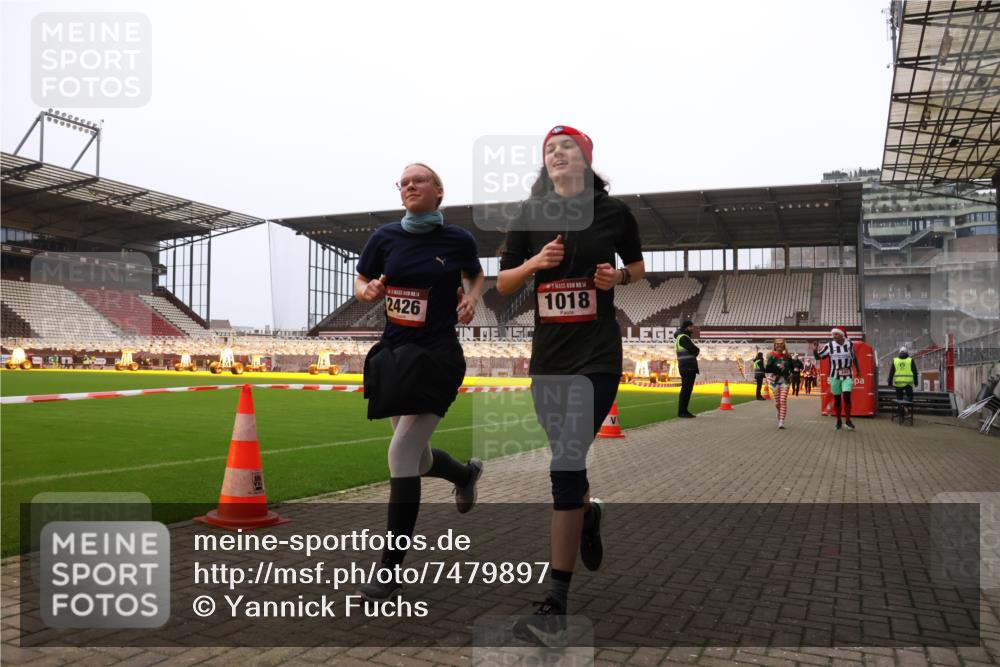 08.12.2024 - St. Pauli X-Mass-Run No. 14 Yannick Fuchs http://msf.ph/oto/7479897 08.12.2024 10:02:54 Ziel 345, 349, 613, 630, 1018, 1219, 1275, 1958, 2211, 2213, 2426, 2898, 3039, 3104, 3105 meine-sportfotos.de