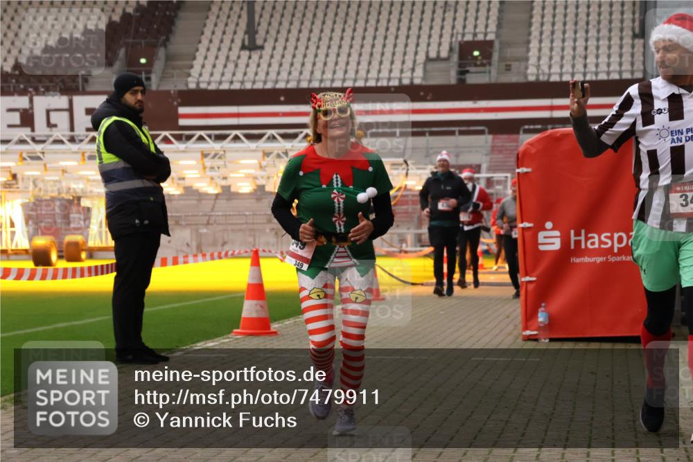 08.12.2024 - St. Pauli X-Mass-Run No. 14 Yannick Fuchs http://msf.ph/oto/7479911 08.12.2024 10:02:55 Ziel 345, 349, 613, 630, 1018, 1219, 1275, 1958, 2213, 2265, 2426, 2898, 3039, 3104, 3105 meine-sportfotos.de