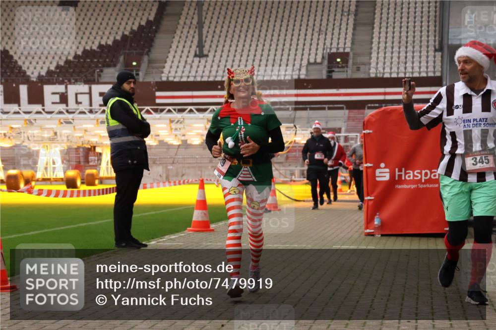 08.12.2024 - St. Pauli X-Mass-Run No. 14 Yannick Fuchs http://msf.ph/oto/7479919 08.12.2024 10:02:55 Ziel 345, 349, 613, 630, 1018, 1219, 1275, 1958, 2213, 2265, 2426, 2898, 3039, 3104, 3105 meine-sportfotos.de