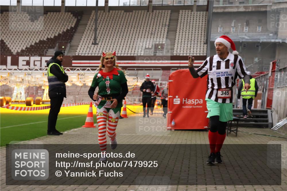 08.12.2024 - St. Pauli X-Mass-Run No. 14 Yannick Fuchs http://msf.ph/oto/7479925 08.12.2024 10:02:56 Ziel 345, 349, 613, 630, 1018, 1219, 1958, 2213, 2265, 2426, 3039, 3104, 3105 meine-sportfotos.de