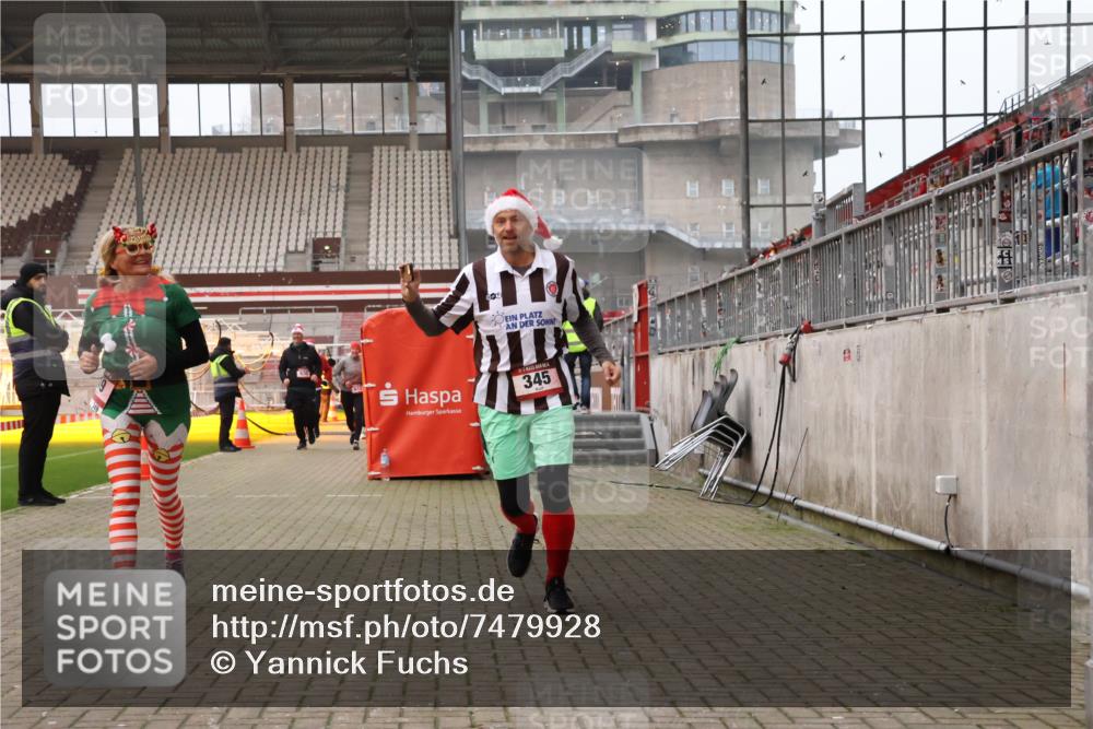 08.12.2024 - St. Pauli X-Mass-Run No. 14 Yannick Fuchs http://msf.ph/oto/7479928 08.12.2024 10:02:56 Ziel 345, 349, 613, 630, 1018, 1219, 1958, 2213, 2265, 2426, 3039, 3104, 3105 meine-sportfotos.de