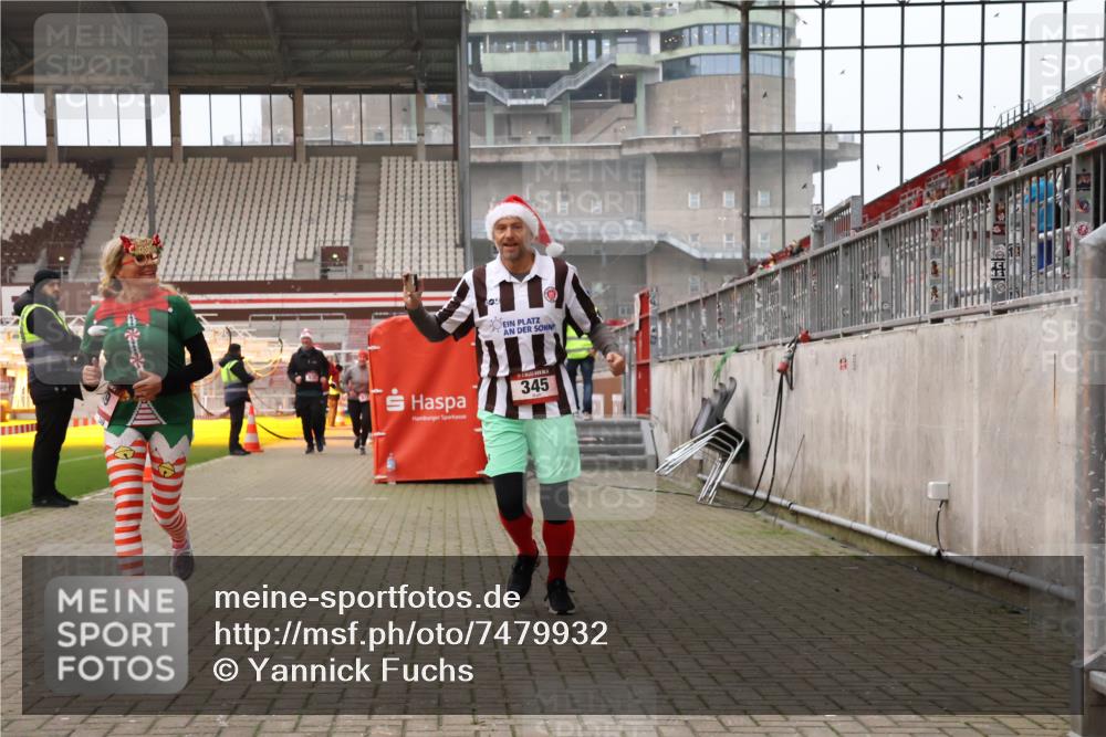 08.12.2024 - St. Pauli X-Mass-Run No. 14 Yannick Fuchs http://msf.ph/oto/7479932 08.12.2024 10:02:56 Ziel 345, 349, 613, 630, 1018, 1219, 1958, 2213, 2265, 2426, 3039, 3104, 3105 meine-sportfotos.de